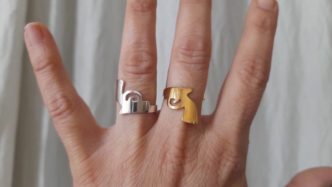 Signet ring (left-aligned pistol)