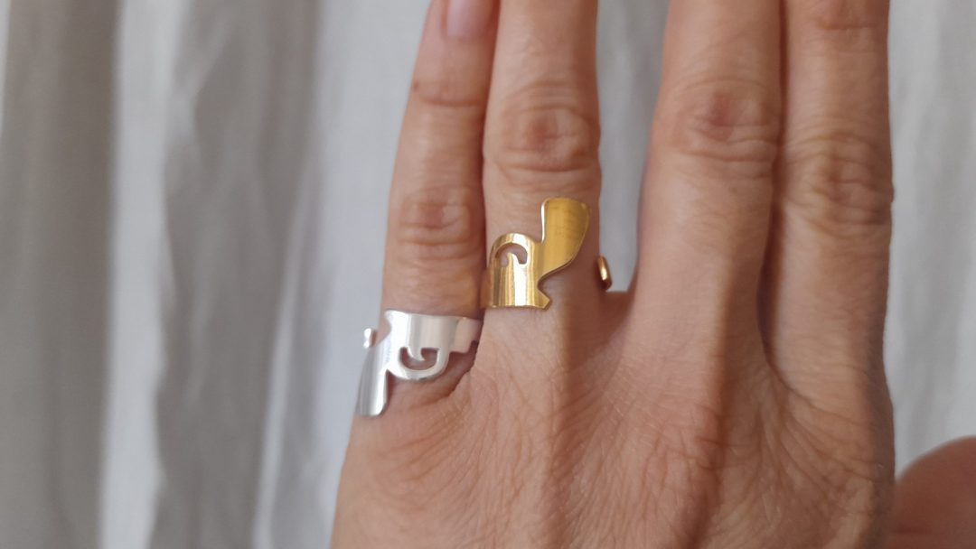 Signet ring (right-aligned pistol)